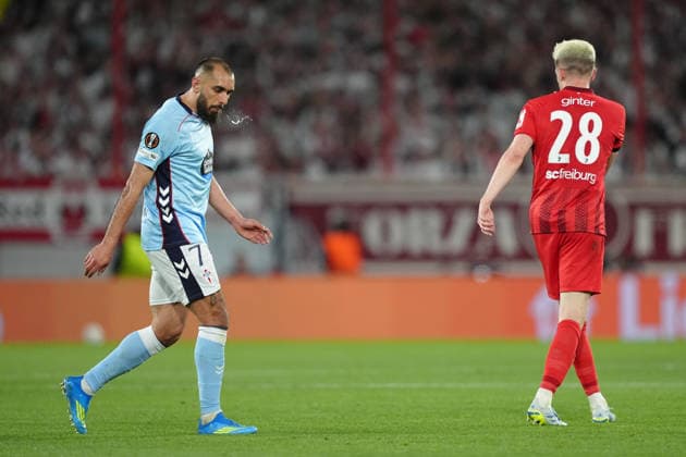 Germany UEFA Europa League quarter-final first leg 2025 26, SC Freiburg vs Celta Vigo Europa Park Stadion, Freiburg im Breisgau Borja Iglesias 7 Celta spits on the ground in anger Copyright: xKjetilxWaberx