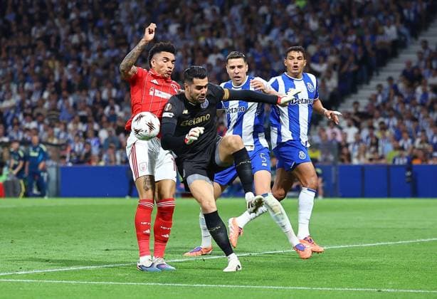 Igor Jesus of Nottingham Forest collides with Diogo Costa of FC Porto Porto v Nottingham Forest, UEFA Europa League, Quarter Final, First Leg, Football, Estadio do Dragao, Porto, Portugal - 09 Apr 2026Porto Estádio do Dragão Portugal EDITORIAL USE ONLY No use with unauthorised audio, video, data, fixture lists, club league logos or live services. Online in-match use limited to 120 images, no video emulation. No use in betting, games or single club league player publications. Copyright: xMichaelxZemanek Shutterstockx 16811864ah