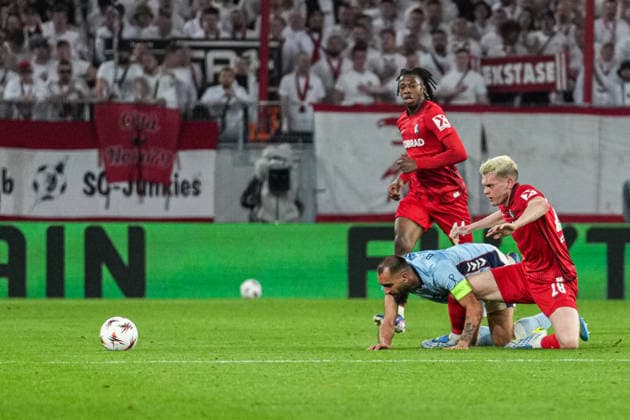 UEFA Europa League SC Freiburg vs RC Celta Vigo, 09 04 2026 Duel between Matthias Ginter SC Freiburg, 28 and Borja Iglesias RC Celta Vigo, 7 UEFA Europa League SC Freiburg vs RC Celta Vigo, Europa Park Stadium, 09 04 2026 Copyright: xBEAUTIFULxSPORTS Boscox
