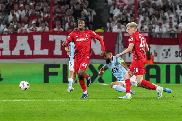 UEFA Europa League SC Freiburg vs RC Celta Vigo, 09 04 2026 Duel between Matthias Ginter SC Freiburg, 28 and Borja Iglesias RC Celta Vigo, 7 UEFA Europa League SC Freiburg vs RC Celta Vigo, Europa Park Stadium, 09 04 2026 Copyright: xBEAUTIFULxSPORTS Boscox