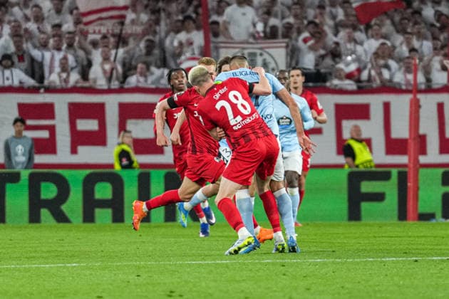 UEFA Europa League SC Freiburg vs RC Celta Vigo, 09 04 2026 Duel between Matthias Ginter SC Freiburg, 28 and Borja Iglesias RC Celta Vigo, 7 UEFA Europa League SC Freiburg vs RC Celta Vigo, Europa Park Stadium, 09 04 2026 Copyright: xBEAUTIFULxSPORTS Boscox