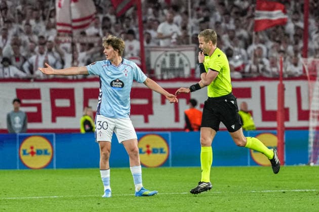 UEFA Europa League SC Freiburg vs RC Celta Vigo, 09 04 2026 Glenn Nyberg Referee UEFA Europa League SC Freiburg vs RC Celta Vigo, Europa Park Stadium, 09 04 2026 Copyright: xBEAUTIFULxSPORTS Boscox