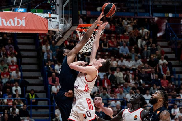 Armoni Brooks (Olimpia Milano) blocks Neno Dimitrijevic (FC Bayern Munich) during EA7 Emporio Armani Milano vs Bayern Monaco, Basketball Euroleague match in Assago (MI), Italy, April 09 2026  Copyright: xSaraxAngelica IPAxSportx xipa-agency.netx xx IPA_73853355 IPA_Agency_IPA73853355