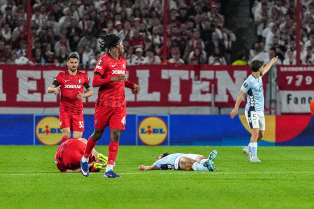 UEFA Europa League SC Freiburg v RC Celta Vigo, 09 04 2026 Matthias Ginter SC Freiburg, 28, and Borja Iglesias RC Celta Vigo, 7, who remain down after a tackle UEFA Europa League SC Freiburg v RC Celta Vigo, Europa Park Stadium, 09 04 2026 Copyright: xBEAUTIFULxSPORTS Boscox