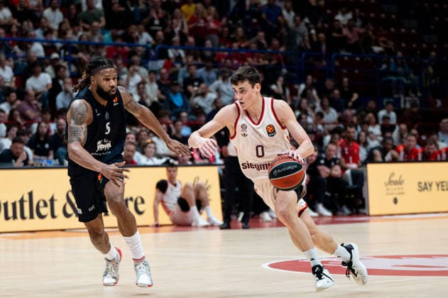 Neno Dimitrijevic (FC Bayern Munich) In action against Devin Booker (Olimpia Milano) during EA7 Emporio Armani Milano vs Bayern Monaco, Basketball Euroleague match in Assago (MI), Italy, April 09 2026  Copyright: xSaraxAngelica IPAxSportx xipa-agency.netx xx IPA_73853356 IPA_Agency_IPA73853356