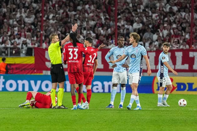 UEFA Europa League SC Freiburg vs RC Celta Vigo, 09 04 2026 Glenn Nyberg referee talking to the players UEFA Europa League SC Freiburg vs RC Celta Vigo, Europa Park Stadium, 09 04 2026 Copyright: xBEAUTIFULxSPORTS Boscox