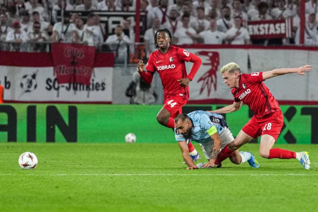 UEFA Europa League SC Freiburg vs RC Celta Vigo, 09 04 2026 Duel between Matthias Ginter SC Freiburg, 28 and Borja Iglesias RC Celta Vigo, 7 UEFA Europa League SC Freiburg vs RC Celta Vigo, Europa Park Stadium, 09 04 2026 Copyright: xBEAUTIFULxSPORTS Boscox