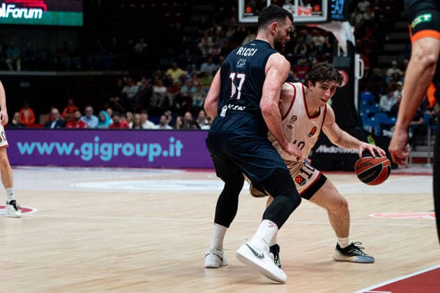 Justinian Jessup (FC Bayern Munich) In action against Giampaolo Ricci (Olimpia Milano) during EA7 Emporio Armani Milano vs Bayern Monaco, Basketball Euroleague match in Assago (MI), Italy, April 09 2026  Copyright: xSaraxAngelica IPAxSportx xipa-agency.netx xx IPA_73853400 IPA_Agency_IPA73853400