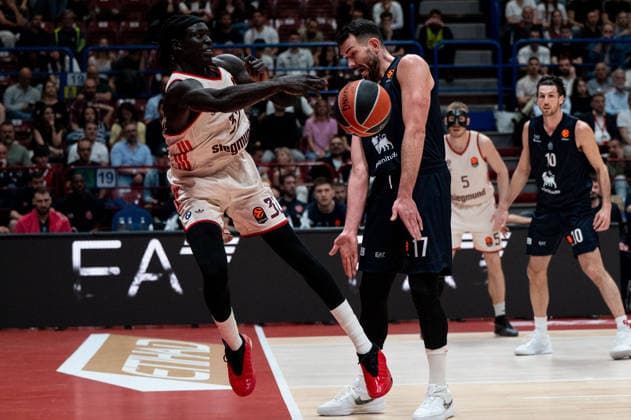 Wenyen Gabriel (FC Bayern Munich) passes the ball during EA7 Emporio Armani Milano vs Bayern Monaco, Basketball Euroleague match in Assago (MI), Italy, April 09 2026  Copyright: xSaraxAngelica IPAxSportx xipa-agency.netx xx IPA_73853406 IPA_Agency_IPA73853406