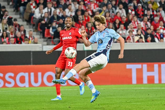 Fer Lopez Celta Vigo, 30 receiving the ball, behind him Jordy Makengo SC Freiburg, 33 GER, SC Freiburg Celta Vigo, Football, Europa League, Quarter-finals, 2025 2026 season, 09 04 2026 GER, SC Freiburg Celta Vigo, Football, Europa League, Quarter-finals, 2025 2026 season, 09 04 2026 Freiburg Copyright: xEibner-Pressefoto ThomasxHessx EP_THS