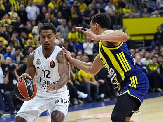 Fenerbahce Beko v Real Madrid - EuroLeague ISTANBUL, TURKIYE - APRIL 9: Wade Baldwin (R) of Fenerbahce Beko in action against Theo Maledon (12) of Real Madrid during EuroLeague week 37 basketball match between Fenerbahce Beko and Real Madrid at Ulker Sports and Event Hall in Istanbul, Turkiye on April 9, 2026. Esra Bilgin Anadolu Istanbul Turkey. Editorial use only. Please get in touch for any other usage.  Copyright: x2026xAnadoluxEsraxBilginx