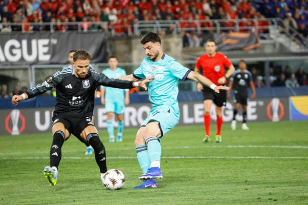 RECORD DATE NOT STATED 9th April 2026; Stadio Renato Dall Ara, Bologna, Italy, UEFA Europa League Football, Bologna versus Aston Villa; Riccardo Orsolini of Bologna FC under pressure from Matty Cash of Aston Villa FC EmanuelexPennacchio