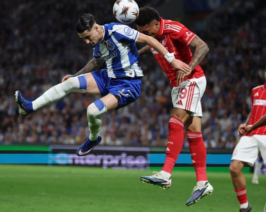 POR: Porto v Nottingham Forest, Europa League, 9 April 2026 Borja Sainz of FC Porto and Igor Jesus of Nottingham Forest in action during the UEFA Europe League,Quartet finals 1st leg between Porto FC and Nottingham Forest FC at Stadium of Dragao on April 9,2026 in Porto (Portugal) (Photo by Luis de la Mata SportPix Sipa USA) Porto As Antas Porto Portugal Copyright: xLuisxdexlaxMatax xsportPix.org.ux