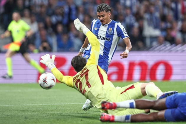 Porto, 09 04 2026 FC Porto hosted Nottingham Forest tonight in the first leg of the 2025 26 UEFA Europa League quarter-finals. William Gomes remata para golo. (Miguel Pereira) NI201221MIGUELPEREIRA5224 Porto Portugal Copyright: xMiguelxPereirax