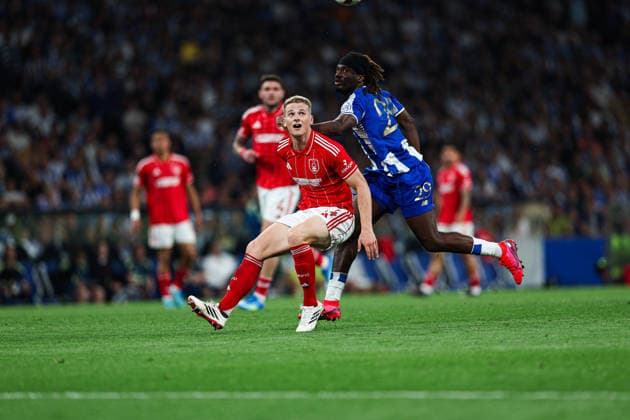 April 9, 2026, Porto, Porto, Portugal: James McAtee of Nottingham Forest and Terem Moffi of Fc Porto in action during UEFA Europa League 2025 26 Quarter-Final Leg One match between Fc Porto and Nottingham Forest at Estadio Dragao on April 09, 2026 in Porto, Portugal Uefa Europe League Fc Porto X Nottingham Forest  - ZUMAe141 20260409_zsp_e141_116 Copyright: xLuisxEirasx