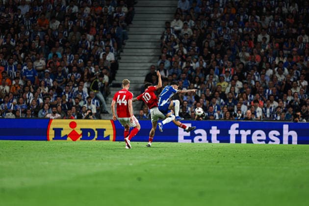 April 9, 2026, Porto, Porto, Portugal: Morgan Gibbs-White of Nottingham Forest and Borja Sainz of Fc Porto in action during UEFA Europa League 2025 26 Quarter-Final Leg One match between Fc Porto and Nottingham Forest at Estadio Dragao on April 09, 2026 in Porto, Portugal Porto Portugal - ZUMAe141 20260409_zsp_e141_119 Copyright: xLuisxEirasx