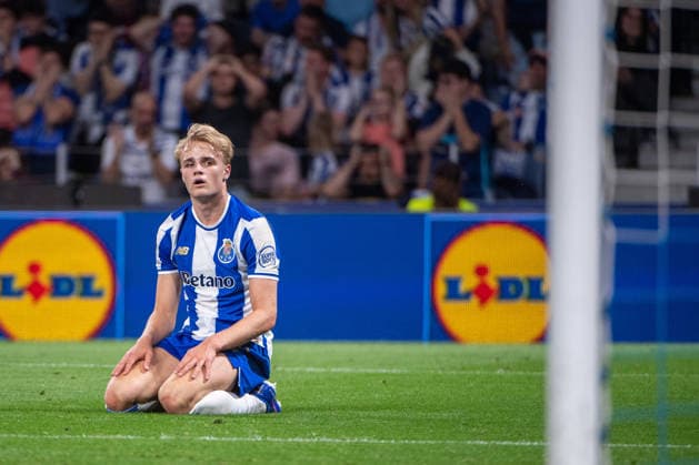 April 9, 2026, Porto, Porto, Portugal: PORTO, PORTUGAL - APRIL 09: VICTOR FROHOLDT from FC Porto is seen after a missing opportunity during the UEFA Europa League 2025 26 Quarter-Final Leg One match between FC Porto and Nottingham Forest FC at Estadio do Dragao on April 09, 2026 in Porto, Portugal. FC Porto X Nottingham Forest - UEFA Europa League 2025 26  - ZUMAl192 20260409_zsp_l192_095 Copyright: xMiguelxLemosx