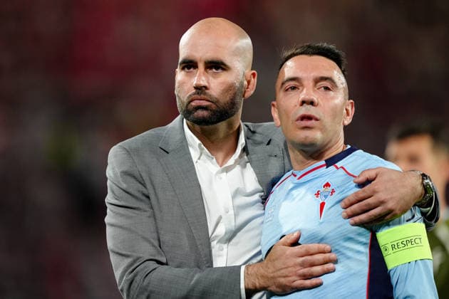 Deutschland: UEFA Europa League Viertelfinale Hinspiel 2025 26, SC Freiburg vs Celta Vigo - Europa-Park-Stadion, Freiburg im Breisgau: Cheftrainer Claudio Giraldez (Celta) mit Iago Aspas (10 Celta) enttäuscht nach der Niederlage *** Germany UEFA Europa League quarter-final first leg 2025 26, SC Freiburg vs Celta Vigo Europa Park Stadium, Freiburg in Breisgau Head coach Claudio Giraldez Celta with Iago Aspas 10 Celta disappointed after defeat Copyright: xKjetilxWaberx