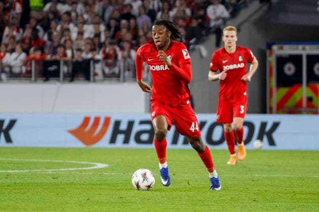 Johan Manzambi SC Freiburg, 44 on the ball , Germany, Football, UEFA Europa League, quarter-finals, 2025 2026, SC Freiburg vs Celta Vigo, 09 04 2026, Freiburg im Breisgau Europa Park Stadion Stadion am Deutschland Copyright: xGrantxHubbsx