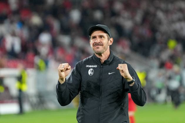 Julian Schuster (SC Freiburg, Trainer), feiert den Sieg mit den Fans und Ultras, Emotionen, Jubel , Deutschland, Fussball, UEFA Europa League, Viertelfinale, Hinspiel, 2025 2026, SC Freiburg vs. RC Celta de Vigo, 09.04.2026, Europa-Park Stadion, Freiburg, Deutschland Freiburg Europa-Park Stadion Baden-Württemberg Deutschland *** Julian Schuster SC Freiburg, Coach , celebrates the victory with the fans and Ultras, Emotions, Cheering , Germany, Football, UEFA Europa League, Quarterfinal, First leg, 2025 2026, SC Freiburg vs RC Celta de Vigo, 09 04 2026, Europa Park Stadion, Freiburg, Germany Freiburg Europa Park Stadion Baden Württemberg Germany Copyright: xArnexAmbergx