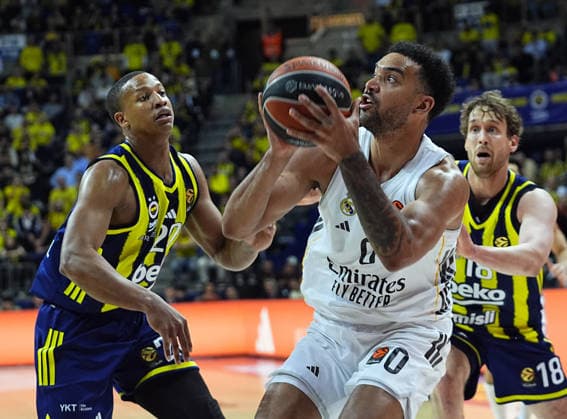 Fenerbahce Beko v Real Madrid - EuroLeague ISTANBUL, TURKIYE - APRIL 9: Devon Howard Hall (20) of Fenerbahce Beko in action against Trey Lyles (0) of Real Madrid during EuroLeague week 37 basketball match between Fenerbahce Beko and Real Madrid at Ulker Sports and Event Hall in Istanbul, Turkiye on April 9, 2026. Esra Bilgin Anadolu Istanbul Turkey. Editorial use only. Please get in touch for any other usage.  Copyright: x2026xAnadoluxEsraxBilginx