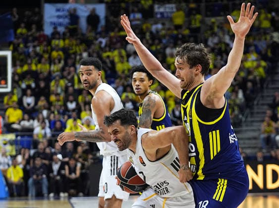 Fenerbahce Beko v Real Madrid - EuroLeague ISTANBUL, TURKIYE - APRIL 9: Mikael Jantunen (R) of Fenerbahce Beko in action against Facundo Campazzo (7) of Real Madrid during EuroLeague week 37 basketball match between Fenerbahce Beko and Real Madrid at Ulker Sports and Event Hall in Istanbul, Turkiye on April 9, 2026. Esra Bilgin Anadolu Istanbul Turkey. Editorial use only. Please get in touch for any other usage.  Copyright: x2026xAnadoluxEsraxBilginx