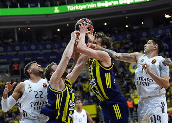 Fenerbahce Beko v Real Madrid - EuroLeague ISTANBUL, TURKIYE - APRIL 9: Nicolo Melli (18) of Fenerbahce Beko in action against Edy Tavares (22) of Real Madrid during EuroLeague week 37 basketball match between Fenerbahce Beko and Real Madrid at Ulker Sports and Event Hall in Istanbul, Turkiye on April 9, 2026. Esra Bilgin Anadolu Istanbul Turkey. Editorial use only. Please get in touch for any other usage.  Copyright: x2026xAnadoluxEsraxBilginx