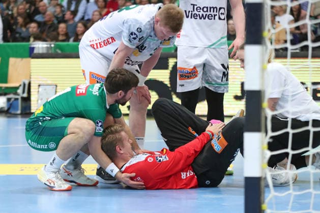 Handball DAIKIN HBL, SC DHfK Leipzig FRISCH AUF Göppingen 09 04 2026 Goalkeeper Kristian Saeveras 12, Frisch Auf Göppingen had to be treated, Lukas Binder 11, SC DHfK Leipzig takes care of his former colleague Handball, DAIKIN HBL, 1 Bundesliga, Saison 2025 2026, 28 Spieltag SC DHfK Leipzig vs FRISCH AUF Göppingen am 09 04 2026 in der Quarterback Immobilien Arena Leipzig Copyright: xBEAUTIFULxSPORTS JanxKaeferx