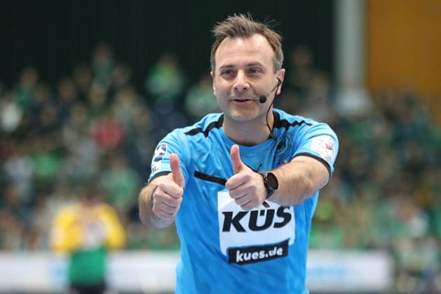 Handball DAIKIN HBL, SC DHfK Leipzig - FRISCH AUF! Göppingen; 09.04.2026 Schiedsrichter Thomas Kern. Handball, DAIKIN HBL, 1. Bundesliga, Saison 2025 2026, 28. Spieltag: SC DHfK Leipzig vs. FRISCH AUF! Göppingen am 09.04.2026 in der Quarterback Immobilien Arena Leipzig. *** Handball DAIKIN HBL, SC DHfK Leipzig FRISCH AUF Göppingen 09 04 2026 Referee Thomas Kern Handball, DAIKIN HBL, 1 Bundesliga, Season 2025 2026, 28 Matchday SC DHfK Leipzig vs FRISCH AUF Göppingen on 09 04 2026 at Quarterback Immobilien Arena Leipzig Copyright: xBEAUTIFULxSPORTS JanxKaeferx