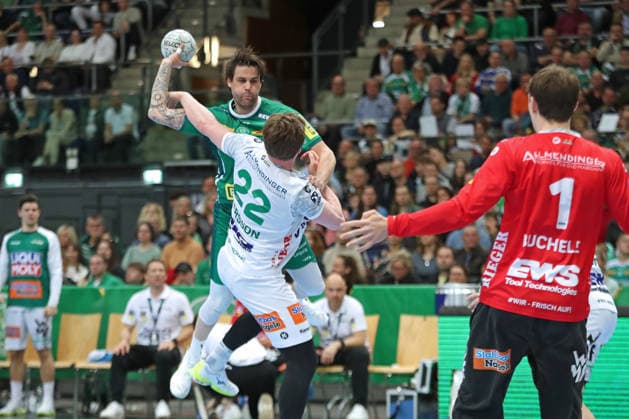 Handball DAIKIN HBL, SC DHfK Leipzig FRISCH AUF Göppingen 09 04 2026 Dean Bombac 67, SC DHfK Leipzig must prevail against Erik Persson 22, Frisch Auf Göppingen Handball, DAIKIN HBL, 1 Bundesliga, Season 2025 2026, 28 Matchday SC DHfK Leipzig vs FRISCH AUF Göppingen on 09 04 2026 at Quarterback Immobilien Arena Leipzig Copyright: xBEAUTIFULxSPORTS JanxKaeferx