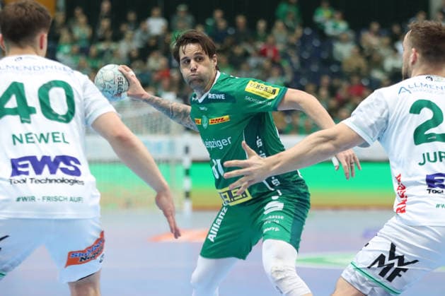 Handball DAIKIN HBL, SC DHfK Leipzig FRISCH AUF Göppingen 09 04 2026 Dean Bombac 67, SC DHfK Leipzig takes the throw out Handball, DAIKIN HBL, 1 Bundesliga, Saison 2025 2026, 28 Spieltag SC DHfK Leipzig vs FRISCH AUF Göppingen am 09 04 2026 in der Quarterback Immobilien Arena Leipzig Copyright: xBEAUTIFULxSPORTS JanxKaeferx