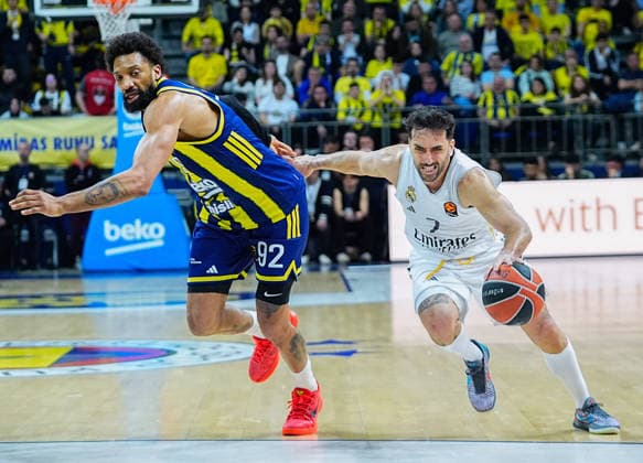 Fenerbahce Beko v Real Madrid - EuroLeague ISTANBUL, TURKIYE - APRIL 9: Khem Birch (92) of Fenerbahce Beko in action against Facundo Campazzo (7) of Real Madrid during EuroLeague week 37 basketball match between Fenerbahce Beko and Real Madrid at Ulker Sports and Event Hall in Istanbul, Turkiye on April 9, 2026. Esra Bilgin Anadolu Istanbul Turkey. Editorial use only. Please get in touch for any other usage.  Copyright: x2026xAnadoluxEsraxBilginx