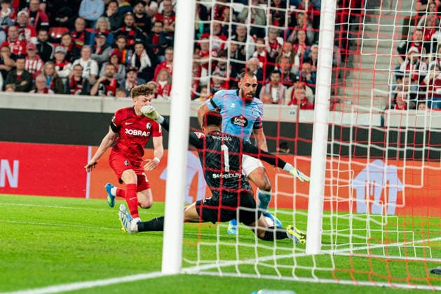 09 04 2026, xdaymx, Football UEFA Europa League, SC Freiburg Celta Vigo vl Great chance from Borja Iglesias held by Noah Atubolu DFL DFB REGULATIONS PROHIBIT ANY USE OF PHOTOGRAPHS as IMAGE SEQUENCES and or QUASI VIDEO Freiburg