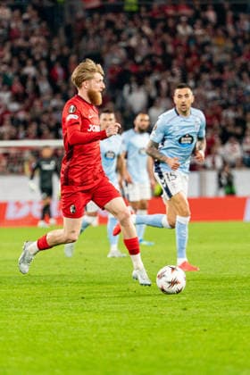 09 04 2026, xdaymx, Football UEFA Europa League, SC Freiburg Celta Vigo Jan Niklas Beste im Dribbling DFL DFB REGULATIONS PROHIBIT ANY USE OF PHOTOGRAPHS as IMAGE SEQUENCES and or QUASI VIDEO Freiburg