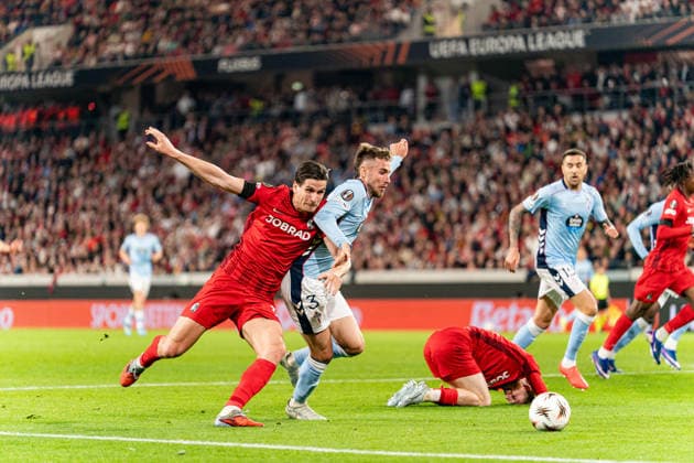09 04 2026, xdaymx, Football UEFA Europa League, SC Freiburg Celta Vigo vl Igor Matanovic gets the better of Oscar Mingueza, in the background Jan Niklas Beste after a foul for which there was no penalty DFL DFB REGULATIONS PROHIBIT ANY USE OF PHOTOGRAPHS as IMAGE SEQUENCES and or QUASI VIDEO Freiburg