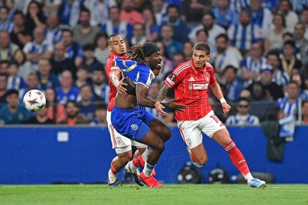 RECORD DATE NOT STATED 9th April 2026; Estadio do Dragao, Porto, Portugal, UEFA Europa League Football, Porto versus Nottingham Forest; Terem Moffi of FC Porto battles for possession ball with Murillo and Nicolas Dominguez of Nottingham Forest FC DanielxCastro DiaEsportivo