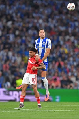 RECORD DATE NOT STATED 9th April 2026; Estadio do Dragao, Porto, Portugal, UEFA Europa League Football, Porto versus Nottingham Forest; Jan Bednarek of FC Porto battles for possession ball with Morgan Gibbs-White of Nottingham Forest FC DanielxCastro DiaEsportivo
