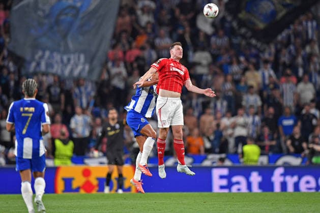 RECORD DATE NOT STATED 9th April 2026; Estadio do Dragao, Porto, Portugal, UEFA Europa League Football, Porto versus Nottingham Forest; Thiago Silva of FC Porto battles for possession ball with Chris Wood of Nottingham Forest FC DanielxCastro DiaEsportivo