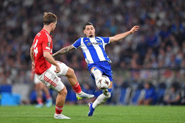 RECORD DATE NOT STATED 9th April 2026; Estadio do Dragao, Porto, Portugal, UEFA Europa League Football, Porto versus Nottingham Forest; Borja Sainz of FC Porto battles for possession ball with James McAtee of Nottingham Forest FC, DanielxCastro DiaEsportivo