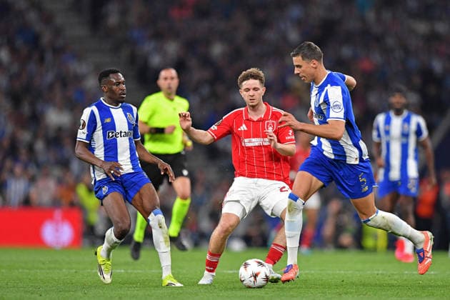 RECORD DATE NOT STATED 9th April 2026; Estadio do Dragao, Porto, Portugal, UEFA Europa League Football, Porto versus Nottingham Forest; Jan Bednarek of FC Porto battles for possession ball with James McAtee of Nottingham Forest FC, DanielxCastro DiaEsportivo