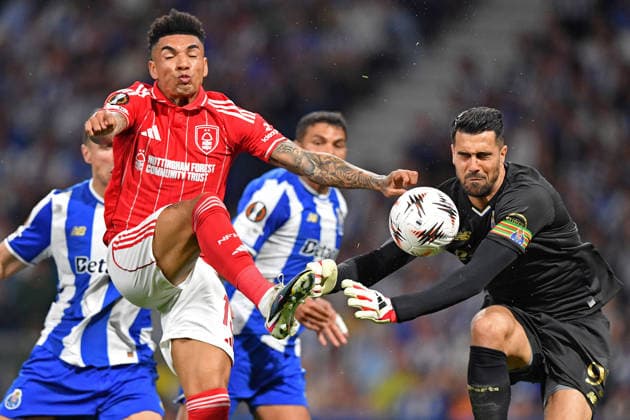 RECORD DATE NOT STATED 9th April 2026; Estadio do Dragao, Porto, Portugal, UEFA Europa League Football, Porto versus Nottingham Forest; goalkeeper Diogo Costa of FC Porto battles for possession ball with Igor Jesus of Nottingham Forest FC, DanielxCastro DiaEsportivo