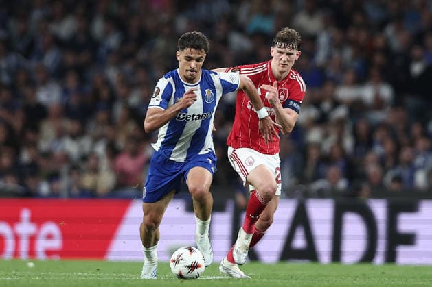 Porto, 09 04 2026 FC Porto hosted Nottingham Forest tonight in the first leg of the 2025 26 UEFA Europa League quarter-finals. Gabri Veiga ; Ryan Yates (Miguel Pereira) NI211740MIGUELPEREIRA6959 Porto Portugal Copyright: xMiguelxPereirax