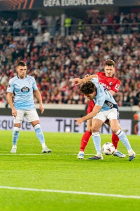 09 04 2026, xdaymx, Football UEFA Europa League, SC Freiburg Celta Vigo vl Philipp Lienhart and Marcos Alonso in duel DFL DFB REGULATIONS PROHIBIT ANY USE OF PHOTOGRAPHS as IMAGE SEQUENCES and or QUASI VIDEO Freiburg