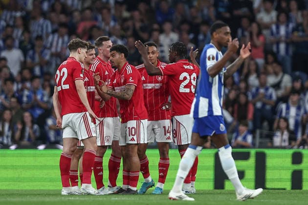 Porto, 09 04 2026 FC Porto hosted Nottingham Forest tonight in the first leg of the 2025 26 UEFA Europa League quarter-finals. Jogadores no Nottingham Forest festejam o golo. (Miguel Pereira) NI201502MIGUELPEREIRA5370 Porto Portugal Copyright: xMiguelxPereirax