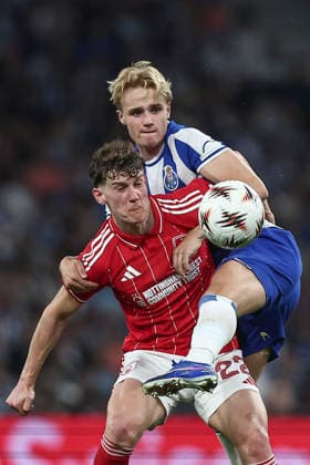 Porto, 09 04 2026 FC Porto hosted Nottingham Forest tonight in the first leg of the 2025 26 UEFA Europa League quarter-finals. Ryan Yates ; Victor Froholdt (Miguel Pereira) NI212854MIGUELPEREIRA7422 Porto Portugal Copyright: xMiguelxPereirax