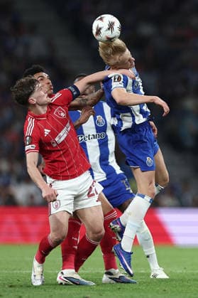 Porto, 09 04 2026 FC Porto hosted Nottingham Forest tonight in the first leg of the 2025 26 UEFA Europa League quarter-finals. Ryan Yates ; Victor Froholdt (Miguel Pereira) NI213132MIGUELPEREIRA7669 Porto Portugal Copyright: xMiguelxPereirax