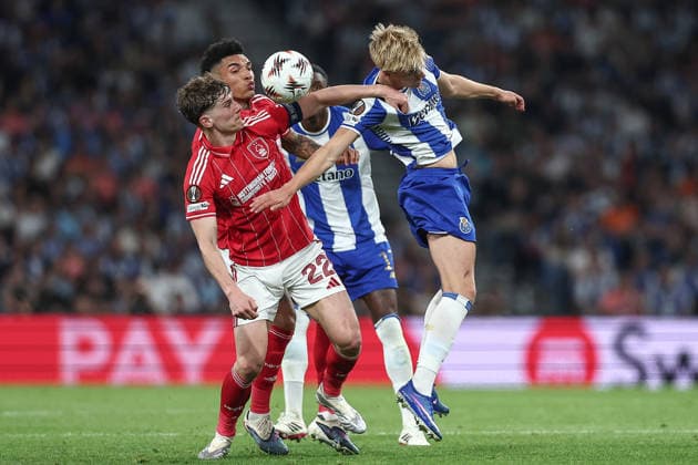 Porto, 09 04 2026 FC Porto hosted Nottingham Forest tonight in the first leg of the 2025 26 UEFA Europa League quarter-finals. Ryan Yates ; Victor Froholdt (Miguel Pereira) NI213132MIGUELPEREIRA7672 Porto Portugal Copyright: xMiguelxPereirax