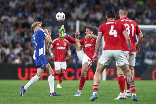Porto, 09 04 2026 FC Porto hosted Nottingham Forest tonight in the first leg of the 2025 26 UEFA Europa League quarter-finals. Victor Froholdt ; Nicolas Dominguez (Miguel Pereira) NI213305MIGUELPEREIRA7717 Porto Portugal Copyright: xMiguelxPereirax