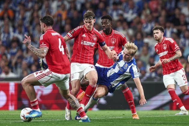 Porto, 09 04 2026 FC Porto hosted Nottingham Forest tonight in the first leg of the 2025 26 UEFA Europa League quarter-finals. Ryan Yates; Victor Froholdt (Miguel Pereira) NI213754MIGUELPEREIRA8034 Porto Portugal Copyright: xMiguelxPereirax