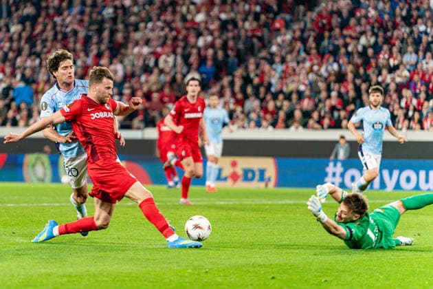 09 04 2026, xdaymx, Football UEFA Europa League, SC Freiburg Celta Vigo vl Lucas Höler with a great chance that almost led to 4 0, but strongly held by Ionut Radu DFL DFB REGULATIONS PROHIBIT ANY USE OF PHOTOGRAPHS as IMAGE SEQUENCES and or QUASI VIDEO Freiburg